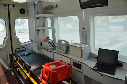 南木林县救护车内部